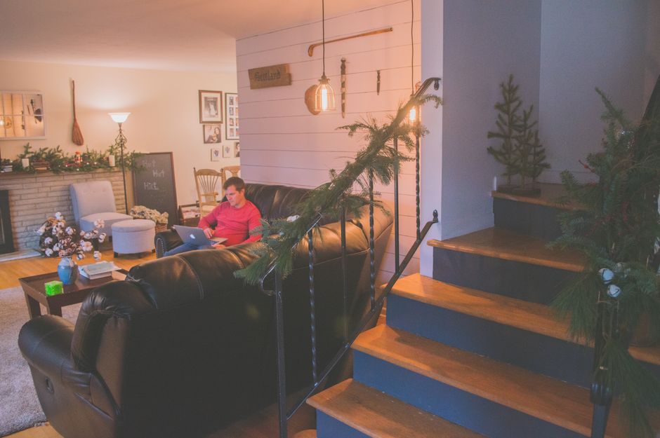 Cheminée allumée dans un salon hygge. Cheminée allumée dans un salon hygge.