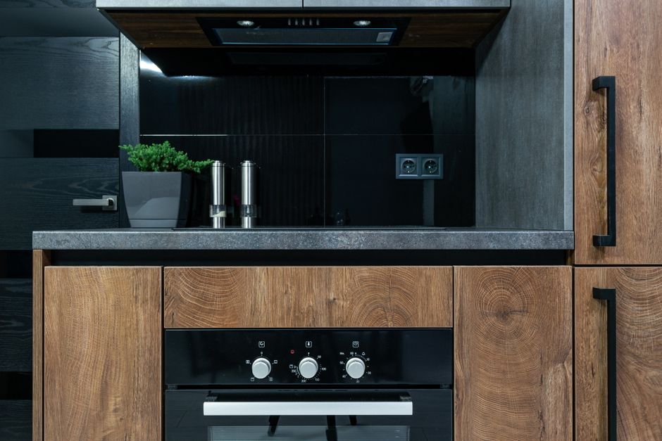 Petite cuisine minimaliste avec rangements astucieux Petite cuisine minimaliste avec rangements astucieux