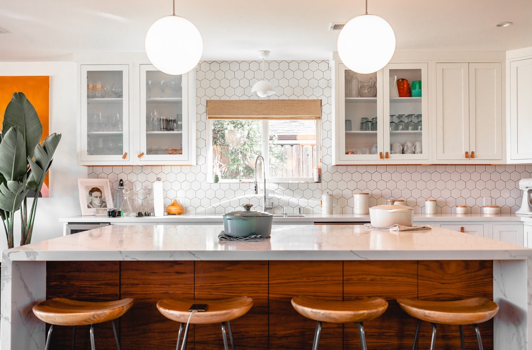 Cuisine moderne avec îlot central en bois Cuisine moderne avec îlot central en bois