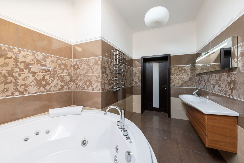 Baignoire îlot dans une salle de bain épurée. Baignoire îlot dans une salle de bain épurée.