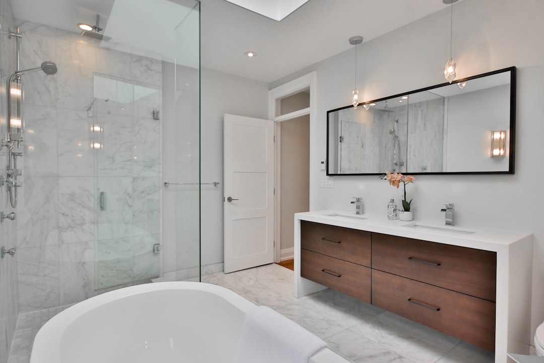 Salle de bain moderne avec douche italienne. Salle de bain moderne avec douche italienne.
