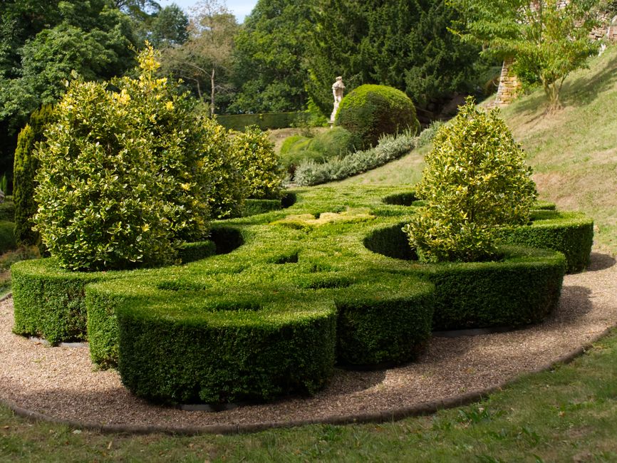 Aménager le jardin avec une fontaine moderne. Aménager le jardin avec une fontaine moderne.