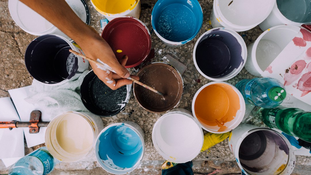 Boîtes de peinture écologique aux couleurs d'automne.
