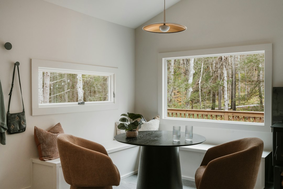 Petit coin repas automnal avec chaises pliantes